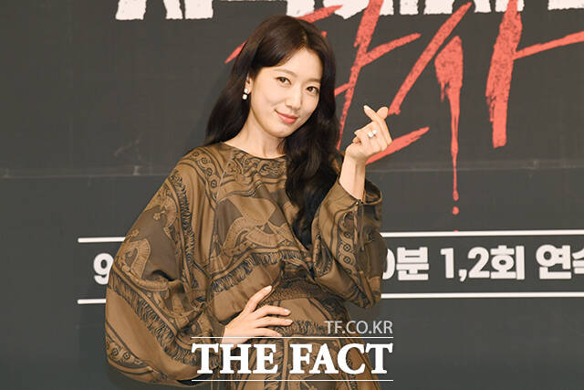 [더팩트ㅣ장윤석 기자] 배우 박신혜가 19일 오후 서울 양천구 목동 SBS에서 열린 지옥에서 온 판사 제작발표회 참석해 포즈를 취하고 있다.