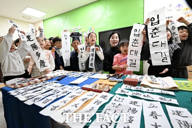 13일 만 8세로 지급 대상을 확대한 아동수당법이 표류하면서 만 8세 아동에 대한 지급 시기가 늦어지고 있다. 지역사랑상품권 가산 지급 등 개정 방향을 두고 여야 갈등이 지속되면서 40만명에 달하는 대상 국민들이 피해를 입는 상황이다. 사진은 지난 3일 서울 송파구청어린이집 어린이들. /서예원 기자