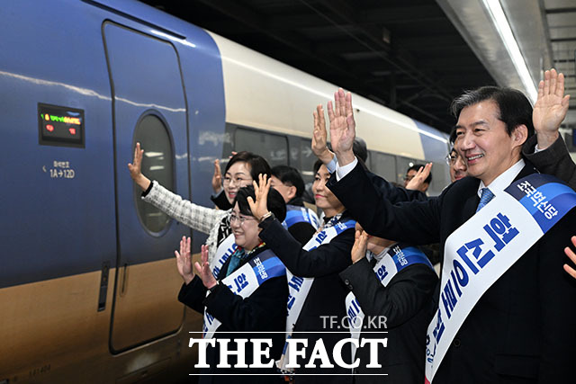 조국 조국혁신당 대표(오른쪽)를 비롯한 의원들이 13일 오전 서울 용산구 용산역에서 시민들에게 귀성 인사를 하고 있다. /남용희 기자