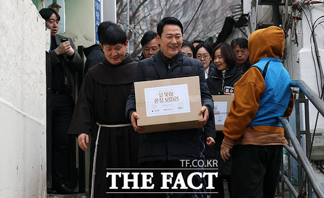 쪽방촌으로 이동하는 장동혁 대표.