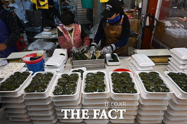 명절 떡을 준비하는 상인들