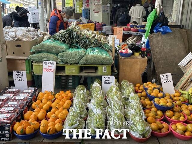 서울 중랑구 우림시장은 시민들로 인산인해를 이뤘지만 정작 손님들은 선뜻 지갑을 열지 않았다. 가격을 확인한 뒤 발길을 돌리는 이들이 많았다. /이다빈 기자