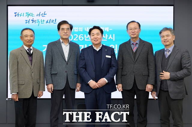 오세현 아산시장이 기업애로자문단 위촉식을 마친 뒤 자문위원들과 함께 기념 촬영을 하고 있다. /아산시