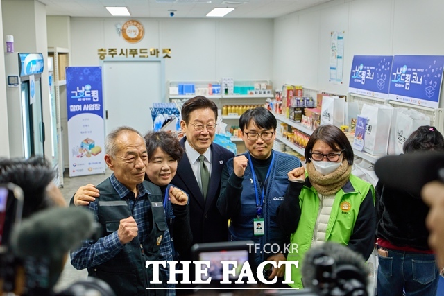 이재명 대통령이 취임 뒤 두번째 명절이자 첫 설을 맞았다. 이 대통령이 11일 충북 충주시 충주시건강복지타운 내 그냥드림 코너를 찾아 관계자들과 기념촬영을 하고 있다. /청와대