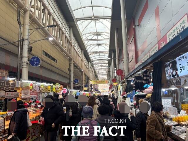 시민들이 12일 대구 중구 서문시장에서 장을 보고 있는 모습. /김수민 기자