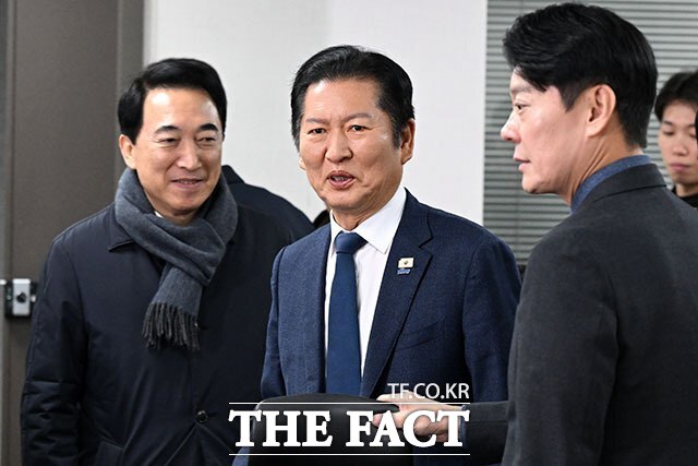 더불어민주당 재선 의원 모임인 더민재가 정청래 대표와 약 1시간 40분간 만나 조국혁신당과의 합당 문제를 놓고 의견을 교환했다. 사진은 10일 여의도 국회 의원회관에서 열린 재선의원 간담회에 참석한 정 대표. /남용희 기자