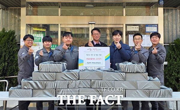 박한욱 대전시 대덕구 목상동장(가운데)과 한솔제지 대전공장․신탄진공장 1% 사랑나눔봉사단 직원들이 13일 소외계층의 따뜻한 명절나기를 돕기 위한 과일선물세트를 전달하고 있다. /대덕구