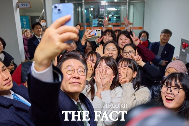 지난 11일 충북 충주시 충주시건강복지타운 내 그냥드림 코너를 찾아 시민들과 셀카를 찍고 있는 이재명 대통령. /청와대