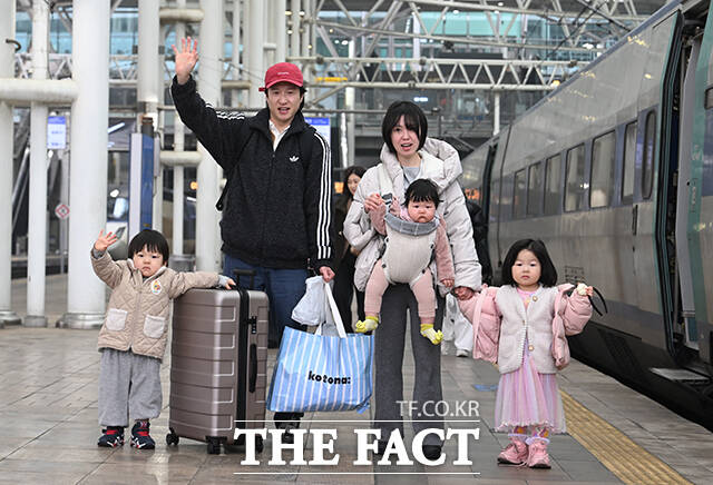 설 연휴를 하루 앞둔 13일 오전 서울 용산구 서울역에서 귀성길에 오르는 가족들이 손을 흔들고 있다. /박헌우 기자