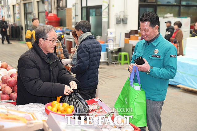 강영구 경북 예천군의회 의장이 설맞이 전통시장 장보기 행사에 나서 상인들의 애로사항을 귀담아 듣고 있다, /예천군의회