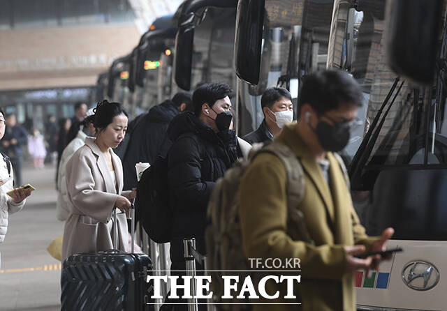 서울고속버스터미널에서 승객들이 버스에 탑승하고 있다.