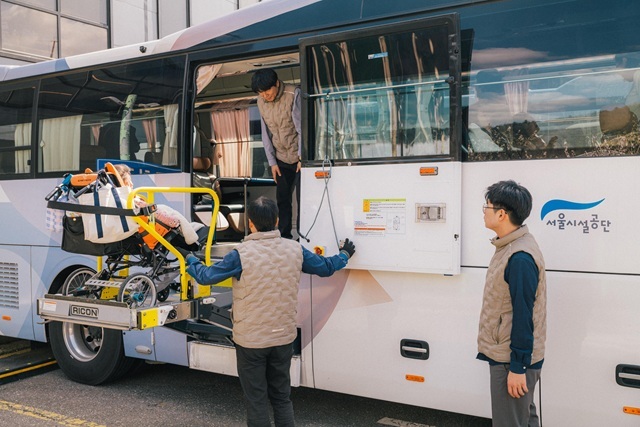 서울시설공단은 장애인 이동 편의를 위해 나들이 동행버스를 활용한 수도권 장사시설 설 사전 성묘 지원 서비스를 진행했다고 13일 밝혔다. /서울시