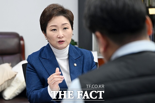 이언주 민주당 수석최고위원은 11일 국회의원회관에서 진행된 더팩트와 인터뷰에서 대대적인 정치 개혁의 필요성을 주장했다. 특히 국회 운영 절차 혁신위원회를 구성해야 한다고 언급했다. /남용희 기자
