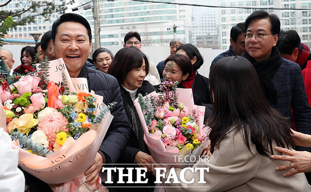 지지자들 환영 받는 장동혁 국민의힘 대표와 송언석 원내대표.