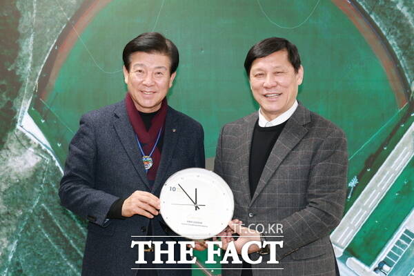 박범인 금산군수(왼쪽)와 허구연 한국야구위원회(KBO) 총재(오른쪽)가 12일 금산군청에서 면담을 갖고 저변 확대 및 상호 발전 방안을 논의했다. /금산군