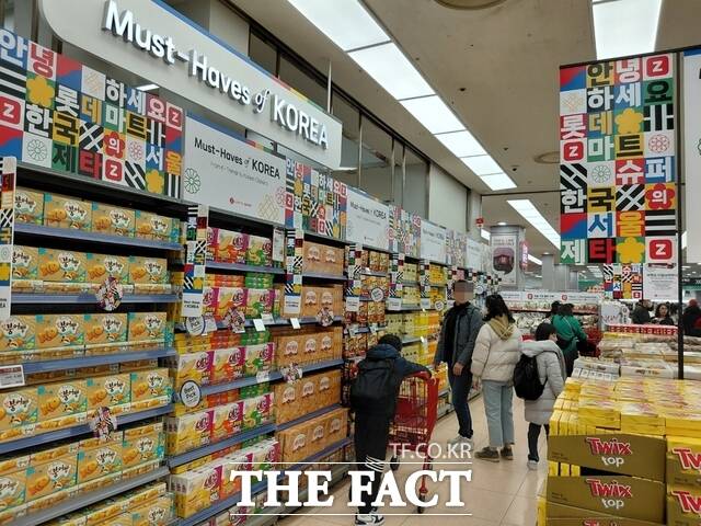 지난 11일 오후 7시 찾은 롯데마트 제타플렉스 서울역점에서 외국인들이 K-푸드 구역인 Must-Haves of Korea : K-Food에서 장을 보고 있다. /손원태 기자