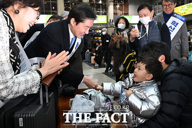용산역 찾아 시민들에게 귀성 인사 하는 조 대표.