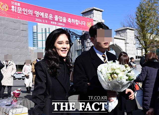 이부진 호텔신라 사장이 9일 오전 서울 강남구 휘문고등학교에서 열린 아들 임동현 군의 졸업식에 참석한 뒤 같이 교문을 나서고 있다. /이새롬 기자