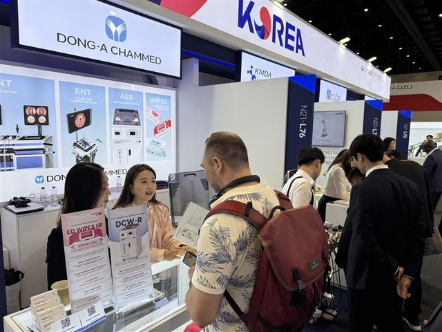동아참메드 임직원이 WHX Dubai 2026 동아참메드 부스를 찾은 관람객에게 동아참메드의 제품을 소개하고 있다. /동아참메드