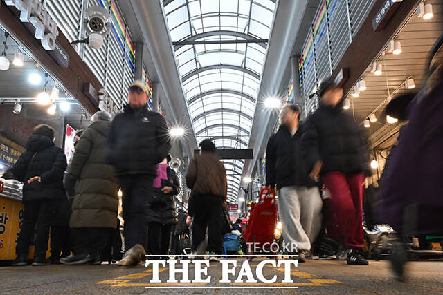 설 명절 연휴를 하루 앞둔 13일 서울시 동대문구 경동시장에 장을 보기 위해 온 시민들로 붐비고 있다. /김성렬 인턴기자