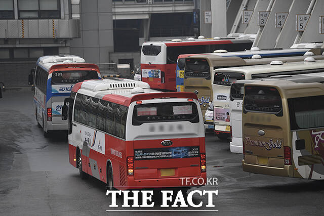 고향 향해 떠나는 고속버스