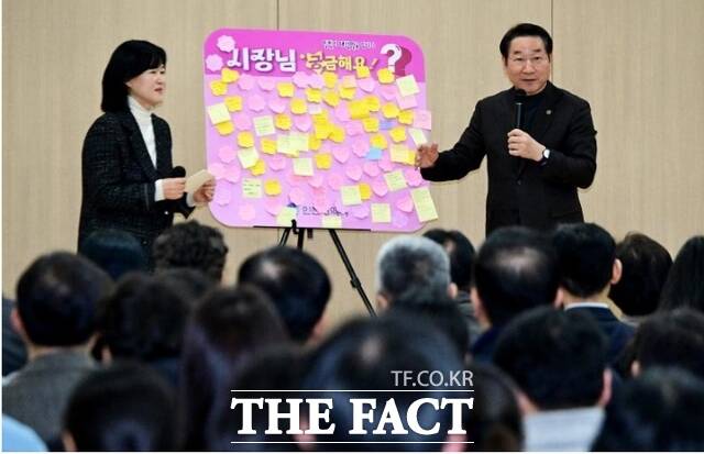 유정복 인천시장이 13일 상수도사업본부에서 열린 2026년 찾아가는 직원 소통 월례조회에서 직원들과 소통하고 있다. /인천시