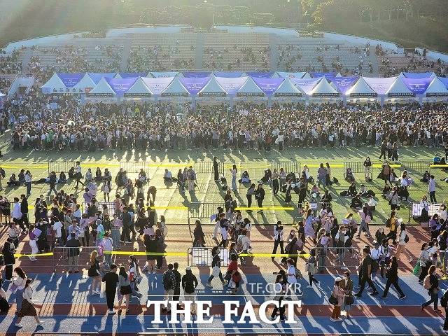 2030부산세계박람회 유치를 기원하는 방탄소년단(BTS) 콘서트 ‘옛 투 컴 인 부산’(Yet To Come in Busan)이 열린 2022년 10월 15일 부산 연제구 아시아드주경기장 티켓 부스./더팩트DB