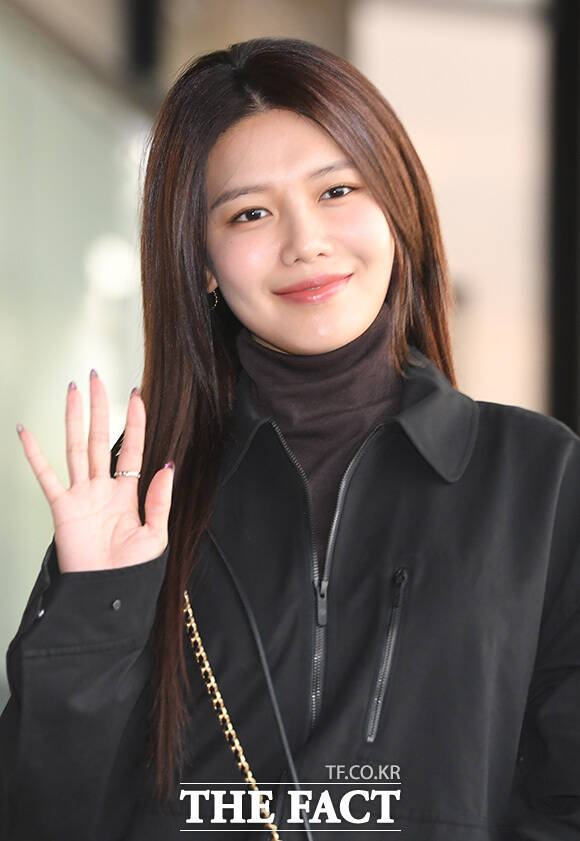 그룹 소녀시대 멤버 최수영이 18일 오전 아시아 팬미팅 MY MUSE(마이 뮤즈) 투어 참석차 김포국제공항을 통해 출국하며 포즈를 취하고 있다. /김포국제공항=장윤석 인턴기자