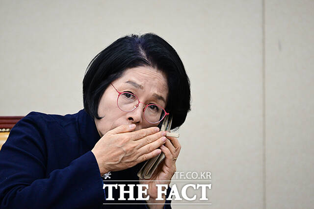 국회 과학기술정보방송통신위원회 위원장인 최민희 더불어민주당 의원은 국정감사가 진행 중이던 지난해 10월 국회에서 딸 결혼식을 치르면서 피감기관 등으로부터 축의금과 화환을 받아 논란이 됐다. 논란이 커지자 최 의원은 기관 및 기업으로부터 받은 축의금을 모두 반환했다고 해명했다. /남윤호 기자