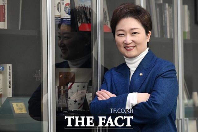 이언주 더불어민주당 수석최고위원이 11일 오전 서울 여의도 국회 의원회관에서 <더팩트>와 인터뷰를 하고 있다. /국회=남용희 기자