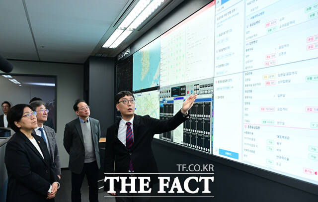 정은경 보건복지부 장관이 13일 오전 서울 중구 국립중앙의료원 중앙응급의료센터를 방문해 응급 의료 현장을 점검하고 있다. /이새롬 기자