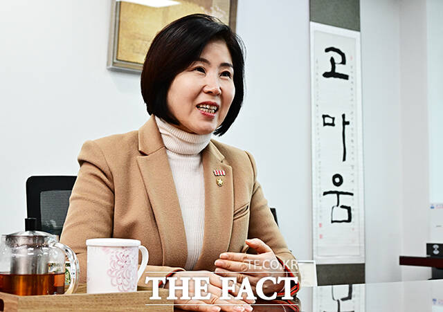 김미애 국민의힘 의원은 지난 11일 국회 의원회관에서 진행된 <더팩트>와의 인터뷰에서 3년 전 정치인의 행복은 곧 국민의 행복이라는 자신의 말을 정정했다. 그는 정치를 하면서 국민이 생각하는 행복과 정치인이 말하는 행복이 다르다는 걸 깨달았다고 말했다. /국회=배정한 기자