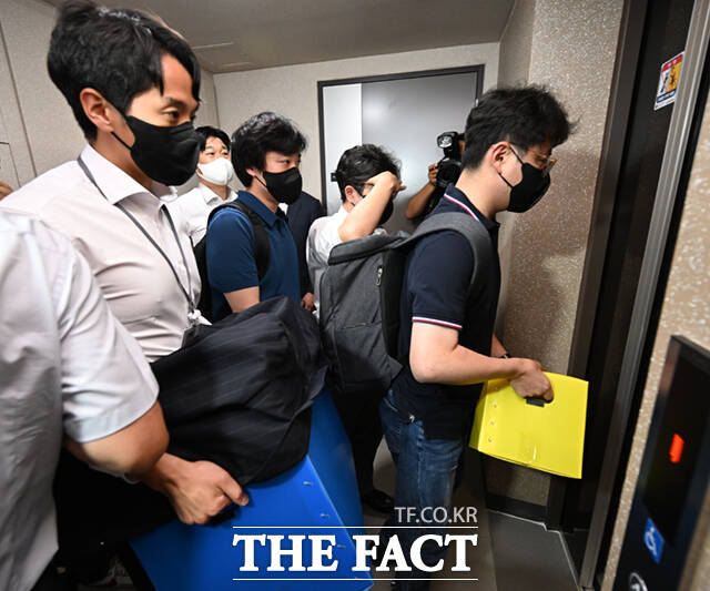 김건희 여사 관련 각종 의혹을 수사하는 김건희 특검팀(특별검사 민중기)이 2025년 7월 28일 서울 노원구 상계동 이준석 개혁신당 대표 자택에서 압수수색을 마친 뒤 압수품을 옮기고 있다.