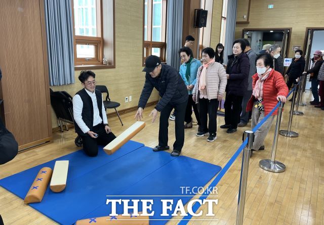 함평군이 지난 12일 함평군 노인복지관에서 설맞이 전통놀이 체험 및 떡국 나눔 행사를 진행했다. /함평군