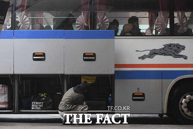 서울고속버스터미널 경부선 플랫폼에서 한 승객이 버스에 짐을 싣고 있다.
