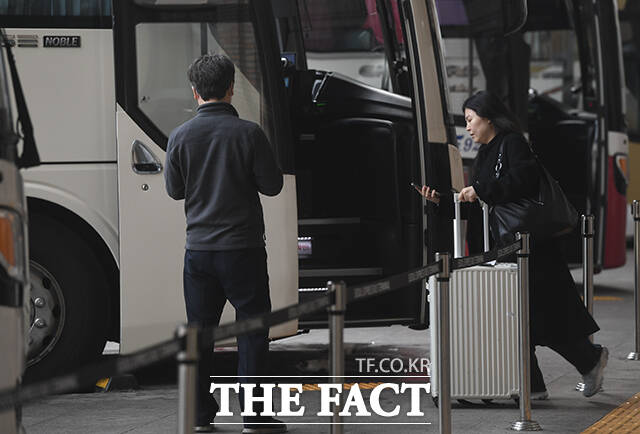 서울고속버스터미널에서 한 승객이 버스에 탑승하고 있다.