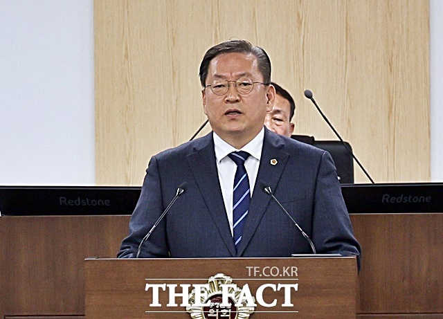 유인호 의원이 13일 충청광역연합의회 제8회 임시회 제2차 본회의에서 충청권 통합 논의에 따른 충청광역연합 위상 정립 및 국가 지원 촉구 결의안에 관해 발언하고 있다. /충청광역연합의회