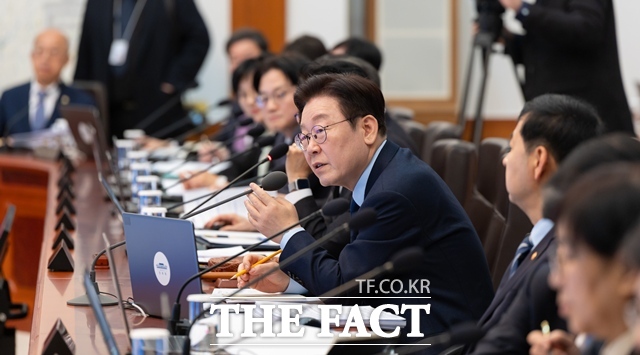 이재명 대통령은 13일 한화그룹의 선진적 산업문화 실천은 본받을만 하다고 콕 집어 칭찬했다. 이 대통령이 10일 청와대에서 주재한 제5회 국무회의에서 발언하고 있다. /청와대