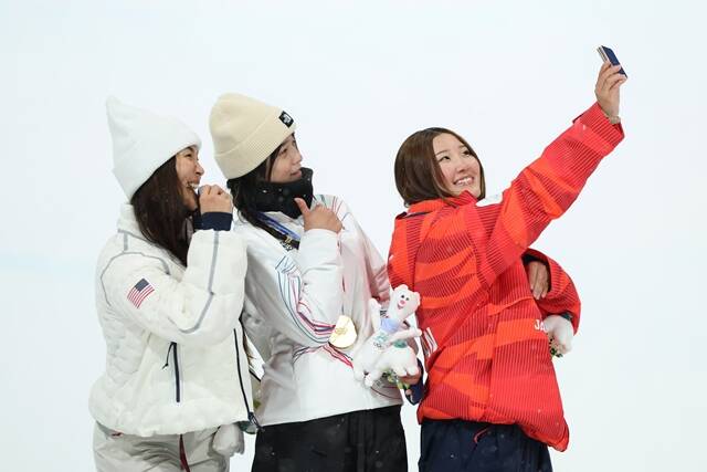 13일 이탈리아 리비뇨 스노파크에서 열린 2026 밀라노 코르티나 동계올림픽 스키·스노보드 여자 하프파이프 시상식에서 금메달 최가온(가운데), 은메달 클로이 김(왼쪽), 동메달 요노 미츠키 선수가 갤럭시Z플립7 올림픽 에디션으로 빅토리 셀피를 찍고 있다. /삼성전자