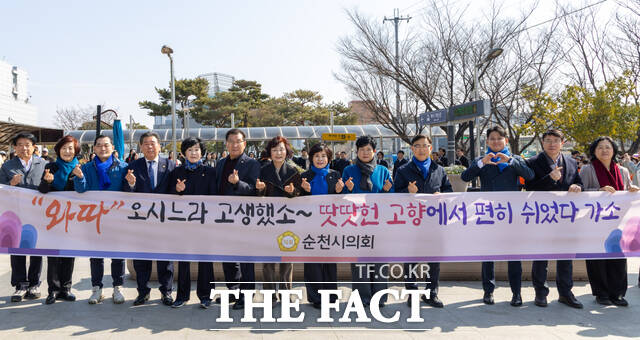 순천시의회 의원들이 13일 순천역에서 귀성객들에게 환영 인사를 건네고 있다. /순천시의회