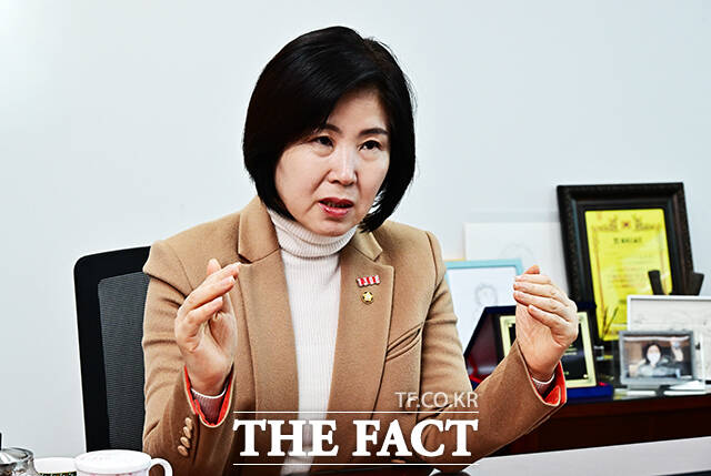 당이 국민에게 희망을 주고 신뢰를 회복하는 데 집중했으면 한다는 게 김 의원의 판단이다. 당내에서 벌어지고 있는 계파 갈등을 지적하면서다. /배정한 기자