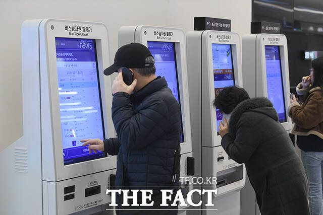 키오스크로 버스승차권을 구매하는 시민들