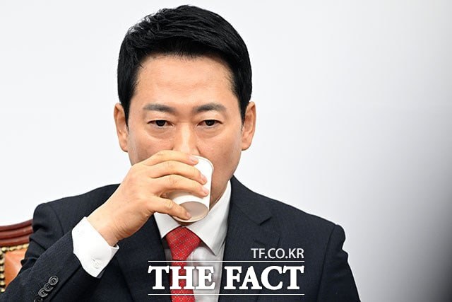 장동혁 국민의힘 대표가 12일 더불어민주당의 재판소원법과 대법관 증원법 일방 처리에 반발하며 이재명 대통령과 여야 대표 오찬 회동에 불참을 선언했다. /남용희 기자