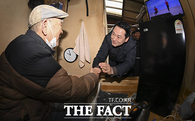 장동혁 국민의힘 대표가 13일 오전 서울 중구 중림동 쪽방촌을 찾아 주민에게 설맞이 선물을 전달하고 있다. /배정한 기자