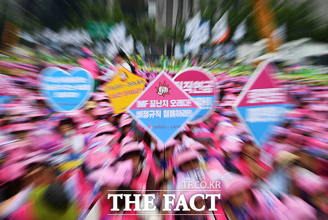 노동자들은 하루 빨리 노동 환경이 개선돼야 한다고 입을 모았다. /더팩트 DB