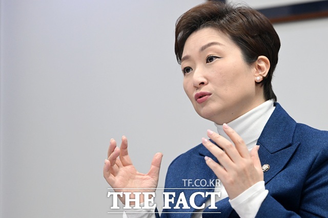 이언주 민주당 수석최고위원은 11일 국회의원회관에서 더팩트와 만나 이재명 정부의 성공을 뒷받침하는 데 힘을 쏟겠다고 밝혔다. /남용희 기자