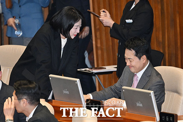 배현진 국민의힘 의원이 자신에 대한 당 중앙윤리위원회의 중징계에 대해 납득할 수 없다고 반발했다. 사진은 배현진 국민의힘 의원(왼쪽)이 9일 오후 서울 여의도 국회에서 열린 제432회 국회(임시회) 제4차 본회의에 참석해 장동혁 대표와 대화를 나누고 있는 모습. /남용희 기자