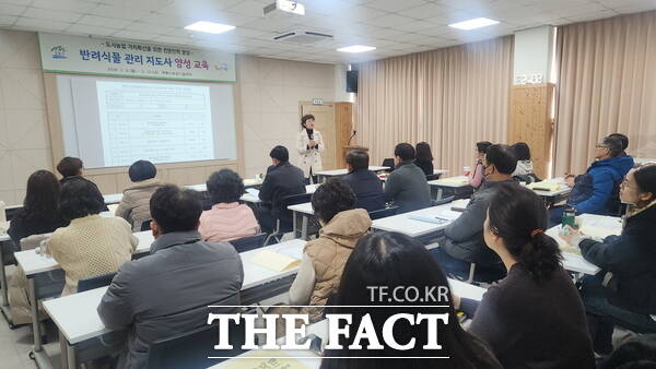 계룡시가 지난 9일부터 13일까지 5회에 걸쳐 반려식물 관리지도사 양성 교육을 실시하고 있다. /계룡시