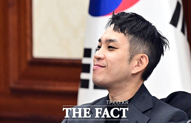 가수 범키(권기범)가 13일 오전 서울 종로구 정부서울청사에서 열린 마약류대책협의회 회의에 참석하고 있다. 범키는 지난 1월 국무조정실 산하 마약류대책협의회 민간위원으로 공식 위촉됐다. /임영무 기자