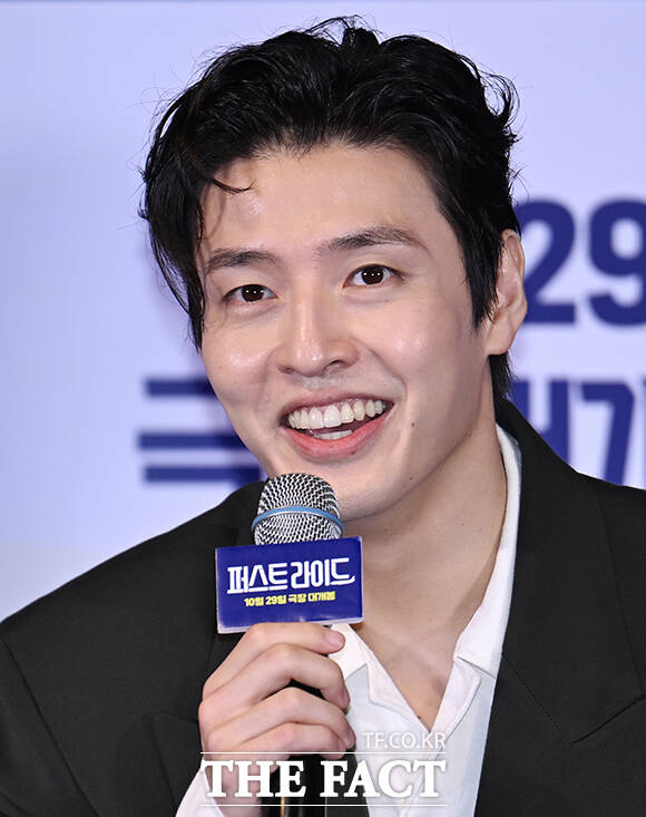 배우 강하늘이 22일 오전 서울 용산구 CGV 용산 아이파크몰에서 열린 영화 퍼스트 라이드 언론 시사회 및 기자간담회에 참석해 포즈를 인사말을 하고 있다. /박헌우 기자